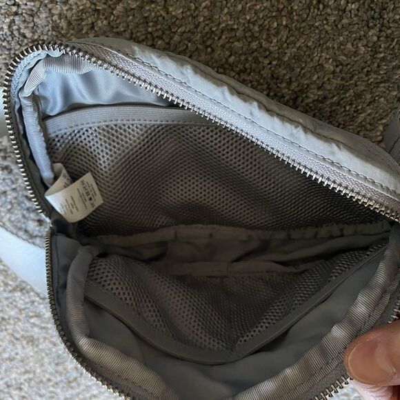 Lululemon Everywhere Women's Belt Bag Gray Small 8x5" Pockets Travel - Picture 5 of 6